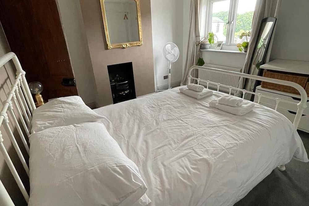 Cosy cottage getaway.  A stones throw from 1349 hectares of beautiful heathland. in Ash (Guildford), Guildford