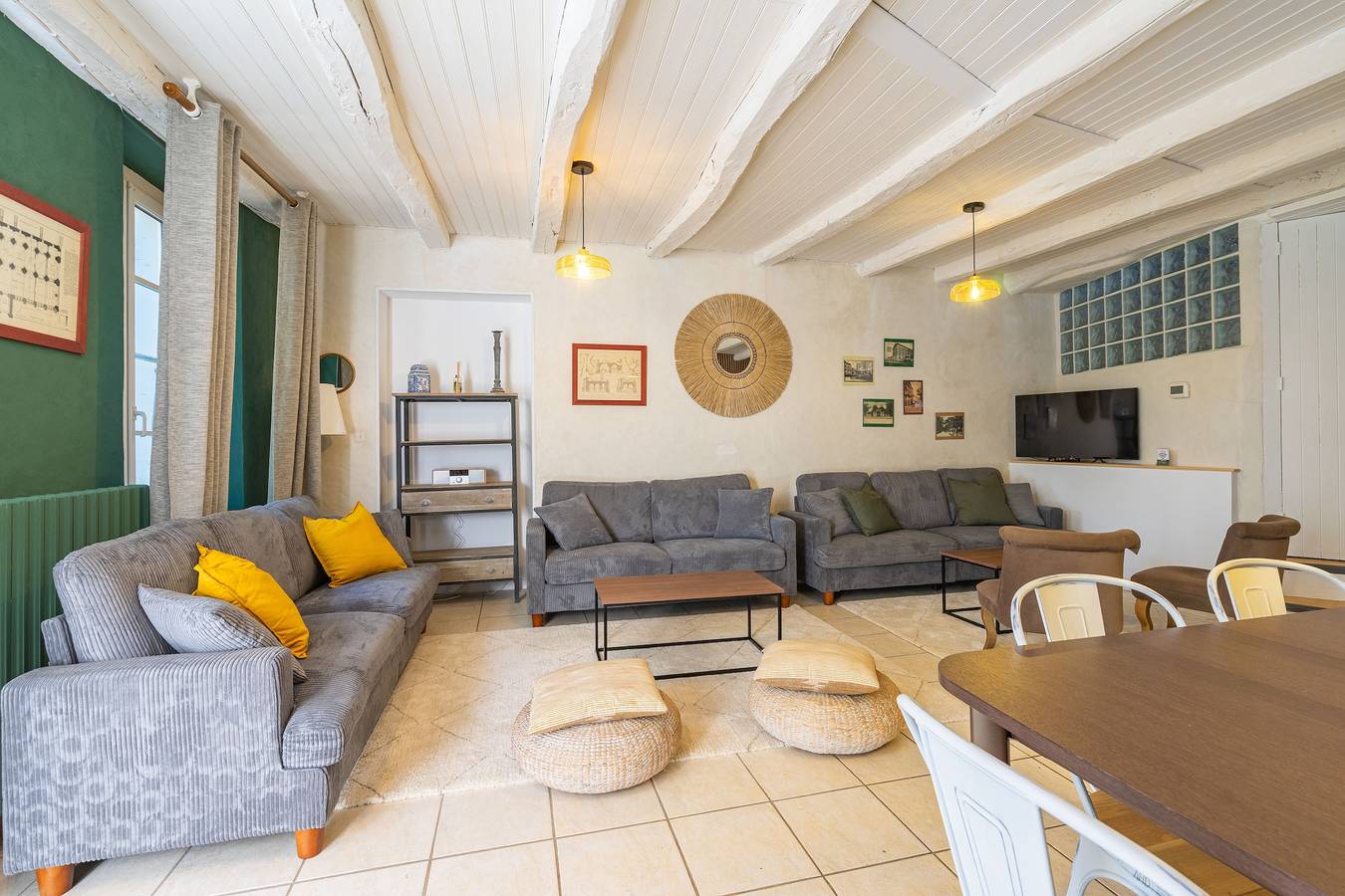 Maison 'Gîte Le Cottage' avec piscine partagée, terrasse privée et Wi-Fi in Saint-Romain-de-Benet, Région de Saintes