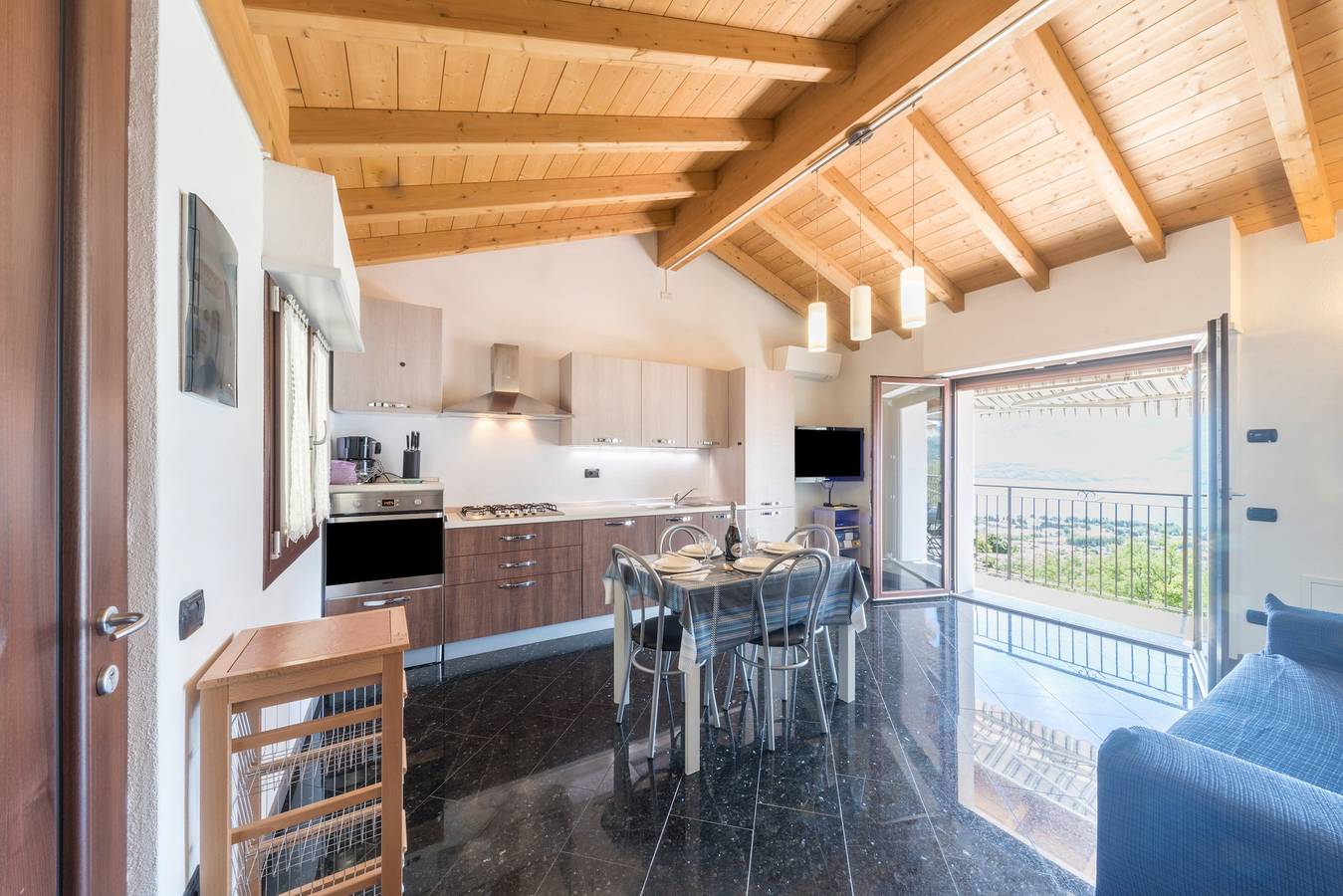 Entire apartment, Apartment 1 Bedroom with Air conditioner and Wi-Fi in Taiana, Gravedona ed Uniti