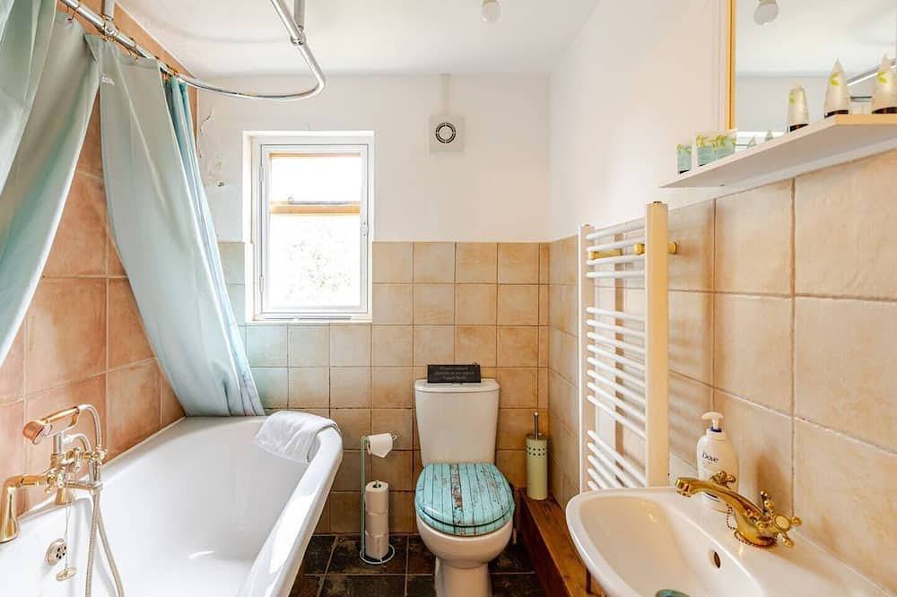 This charming 17th Century Grade Ii listed Cottage in Marlow, Chiltern Hills