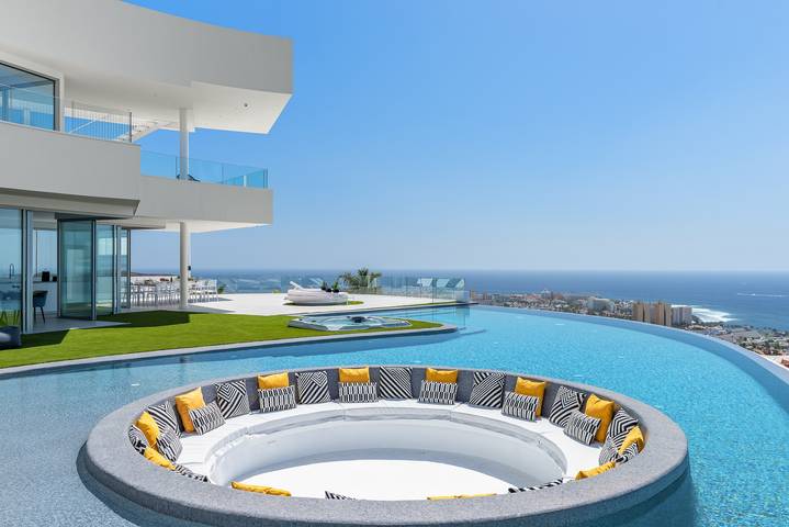 Villa für 12 Personen, mit Whirlpool und Terrasse sowie Garten in Adeje