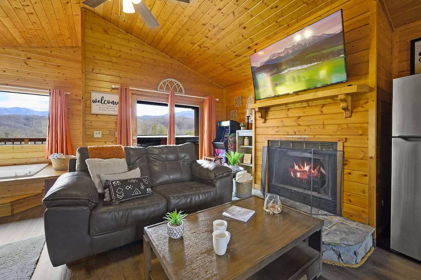 Apartamento inteiro, Great View  Location  Studio Log Cabin  Hot Tub  in Gatlinburg, Condado de Sevier