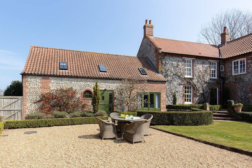 Riding Stable - sleeps 6 guests in 3 bedrooms in Bodham, Norfolk Coast