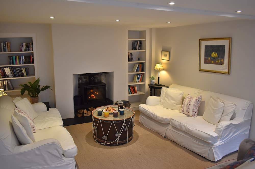 Modern, Spacious Town House Located in Central Chichester and Sleeping 8 - Dogs very welcome! in Chichester, West Sussex
