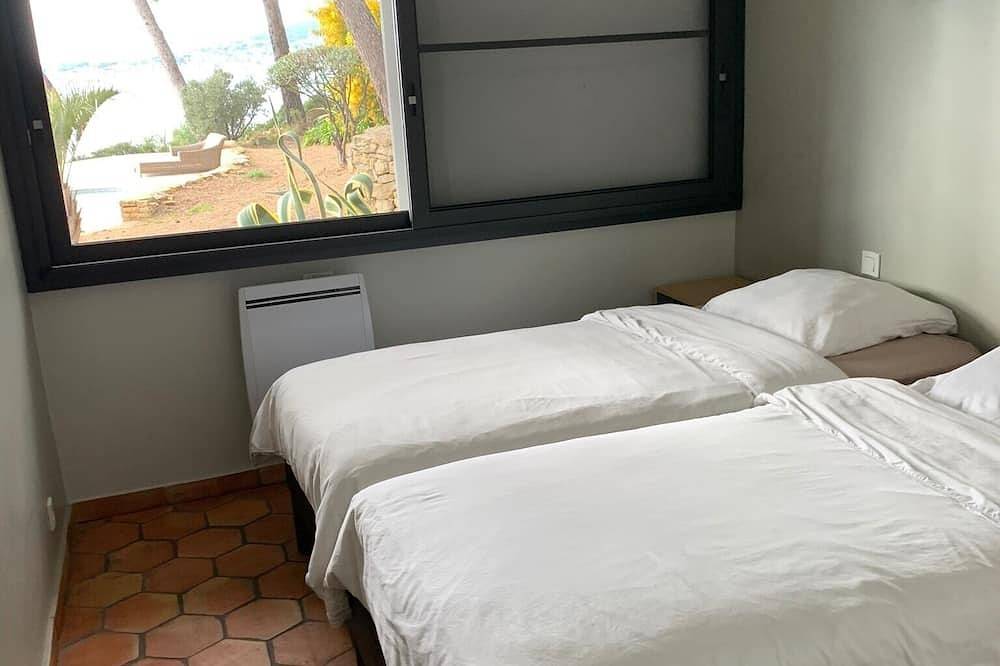 Villa contemporaine vue mer exception piscine à débordement,nichée sous les pins in La Ciotat, Région de Marseille