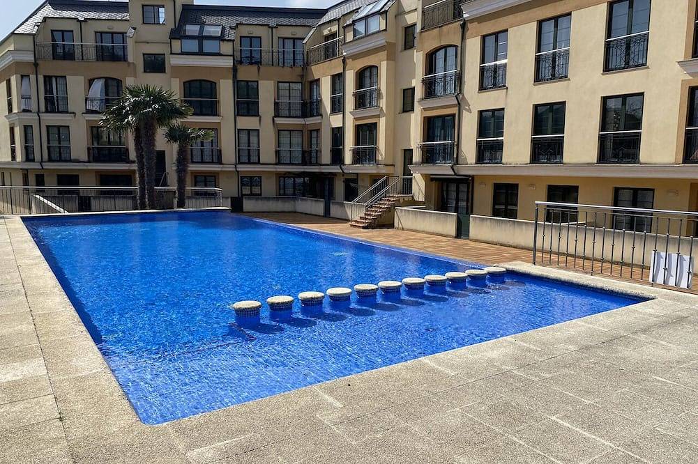 Entire apartment, Apartment with ocean views and community pool, just a 3 min walk to the beach! in Ortigueira, Galician Coast
