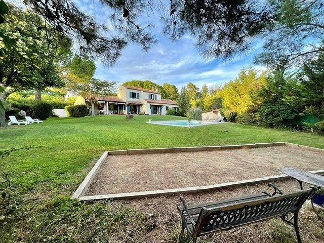 Gîte pour 8 personnes, avec terrasse ainsi que jardin et piscine