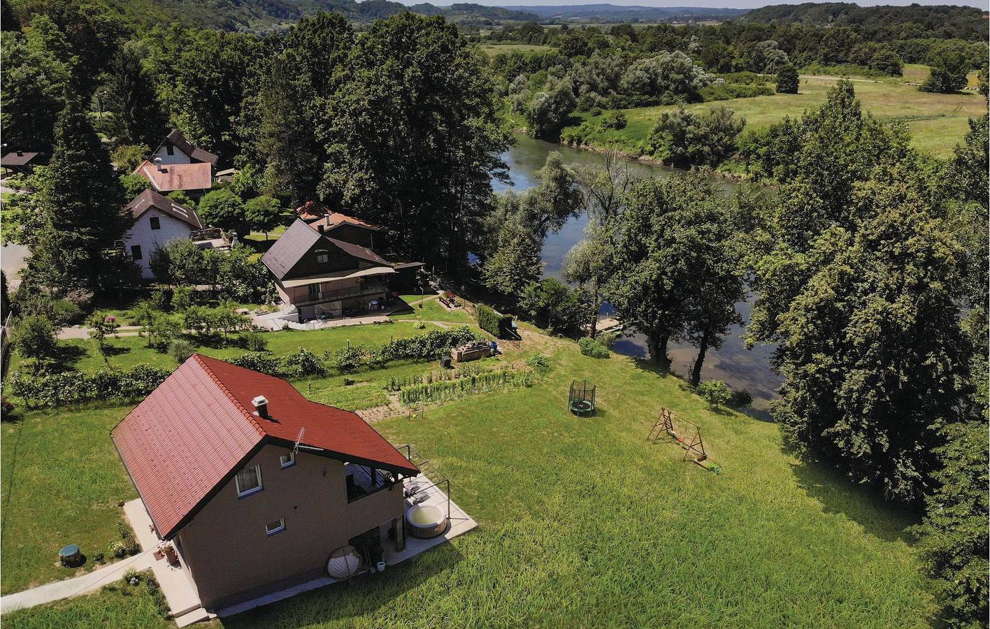 Gemütliche 2-Zimmer-Wohnung mit Terrasse, 300 m vom Strand entfernt und mit moderner Ausstattung in Sisak-Moslavina