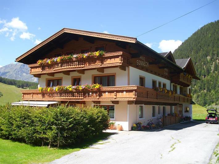 Bed and Breakfast, mit Balkon und Terrasse sowie Garten im Ötztal