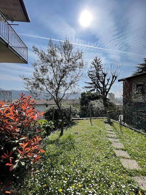 Appartamento per 4 persone, con Balcone e Terrazza nonché Giardino e Panorama a Alzano Lombardo