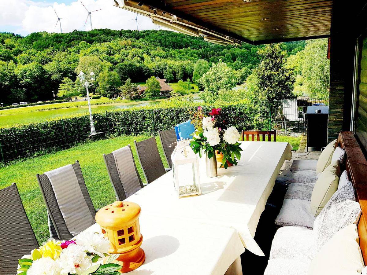Ganze Wohnung, Chalet am Waldsee direkt am Badesee Rieden mit Seeblick für bis zu 14 Personen Traumferienhaeuser-Eifel in Rieden (Eifel), Osteifel