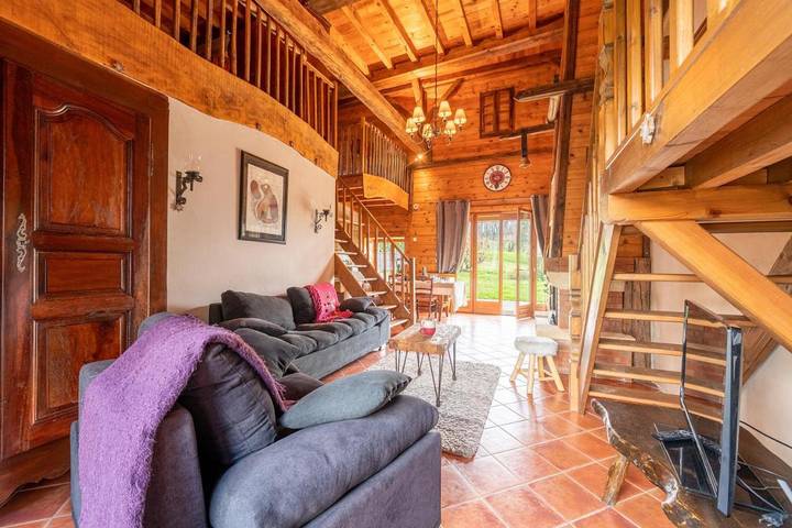 Gîte pour 5 personnes, avec jardin ainsi que terrasse et piscine, adapté aux familles à Vaulx