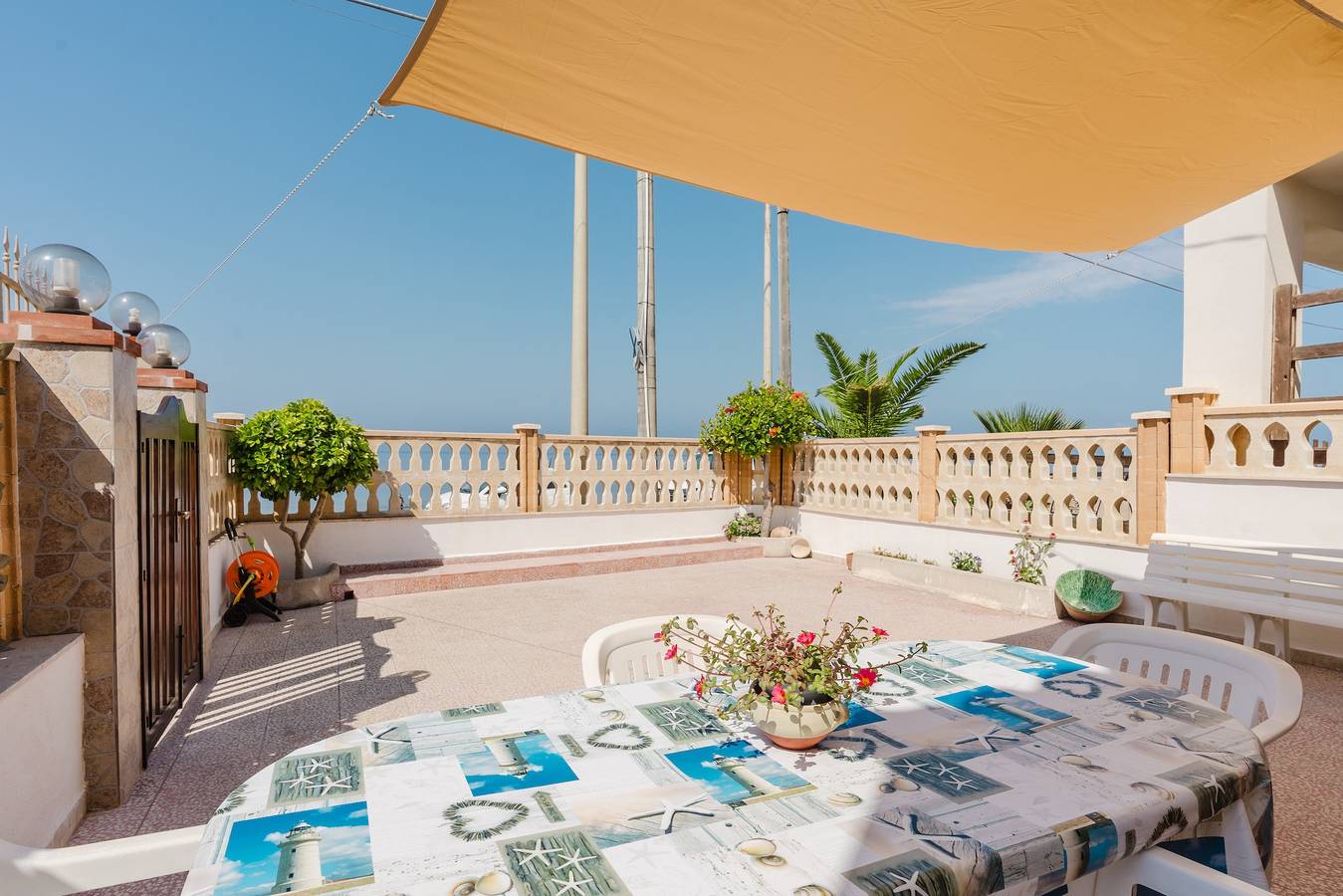 Apartamento entero, Casa de vacaciones 'Casa Damari-Frente a la Playa' con vistas al mar y terraza privada in Petrosino, Provincia de Trapani