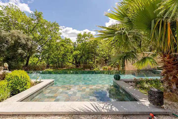 Gîte pour 2 personnes, avec piscine et jacuzzi ainsi que jardin et terrasse à Tourtour - 4