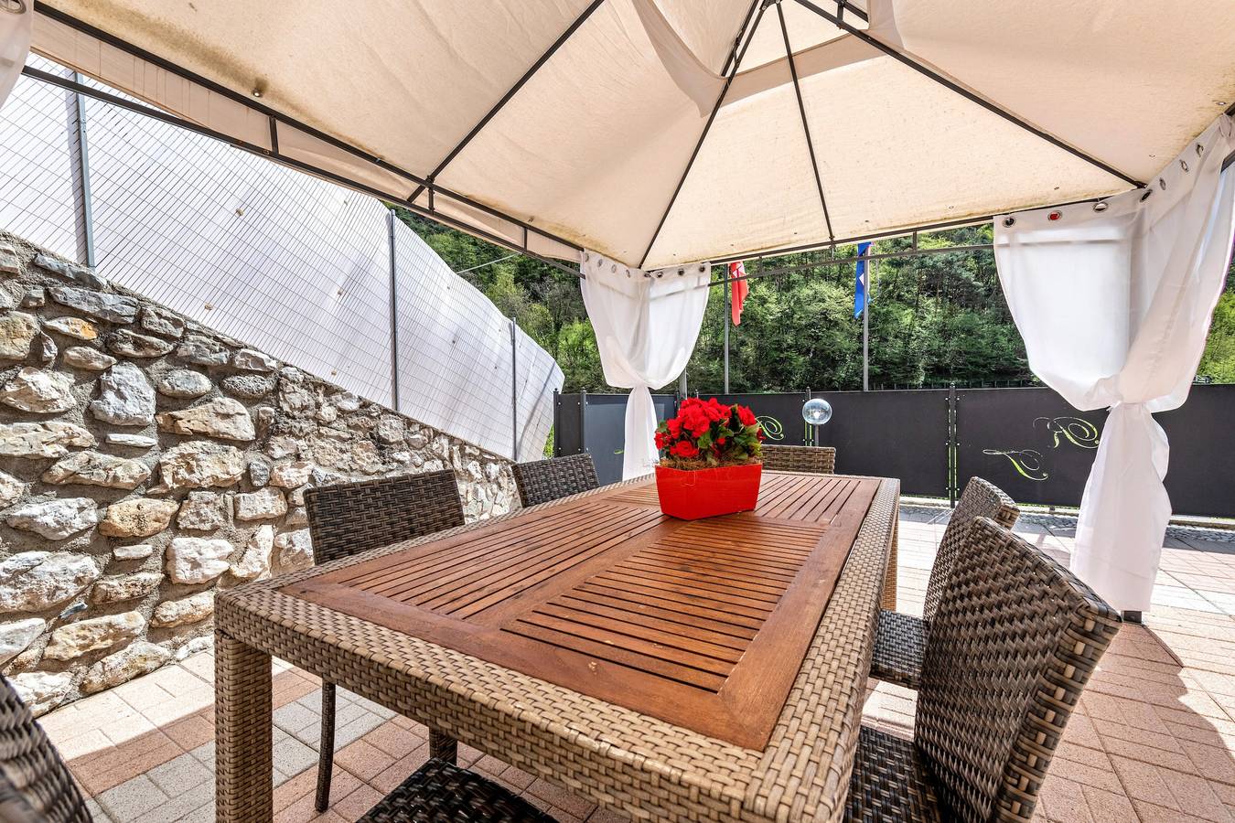 Ganze Wohnung, Ferienwohnung 'Residenz Tatiana Dependance' mit Bergblick, Gemeinschaftspool und Wlan in Tremosine, Gardasee-Berge