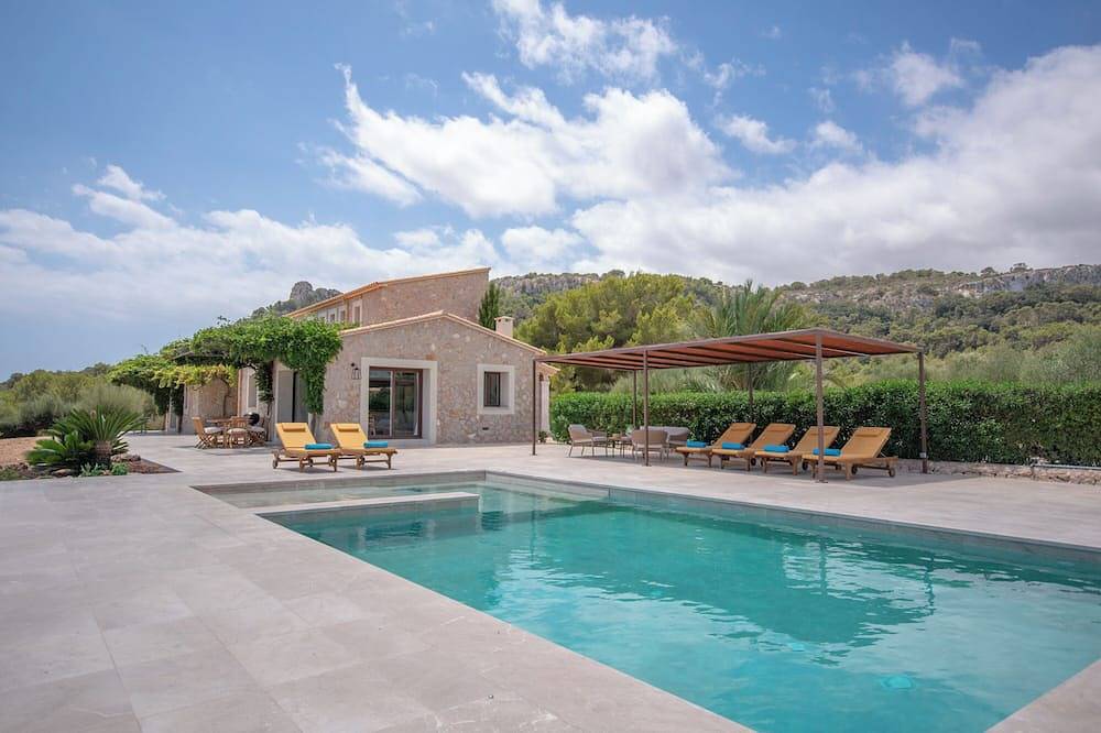 Finca Llorer de Na Penyal im Ibizenkischem Stil in Son Servera, East Majorca