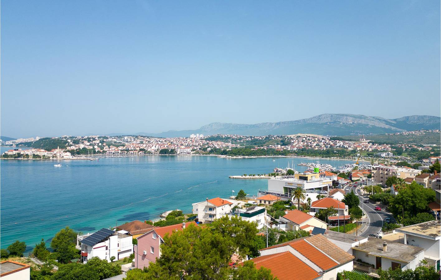 Apartamento vacacional entero, Apartamento frente al mar con terraza, wifi y garaje cerca de la playa de Strobec in Podstrana, Condado de Split-Dalmacia