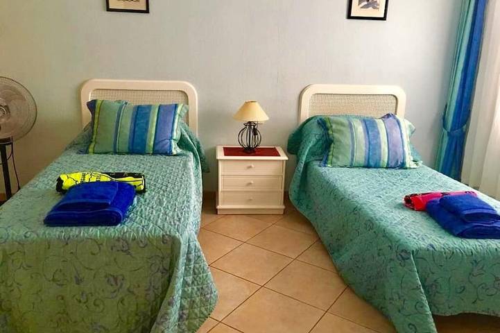 Apartamento entero, Apartamento de 2 dormitorios con piscina climatizada cerca del golf y todas las comodidades in Los Cristianos, Arona 