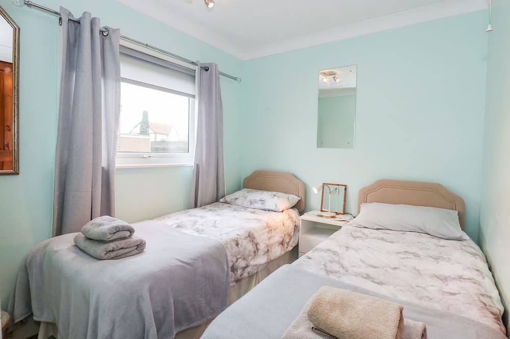 Chalet 12, family friendly, character holiday cottage in Hemsby in Hemsby, Great Yarmouth