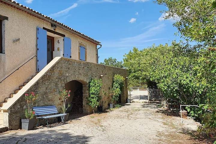Location de vacances pour 10 personnes, avec jardin ainsi que piscine et vue, animaux acceptés à Ongles