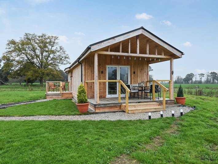 Log cabin for 2 people, with garden in Powys