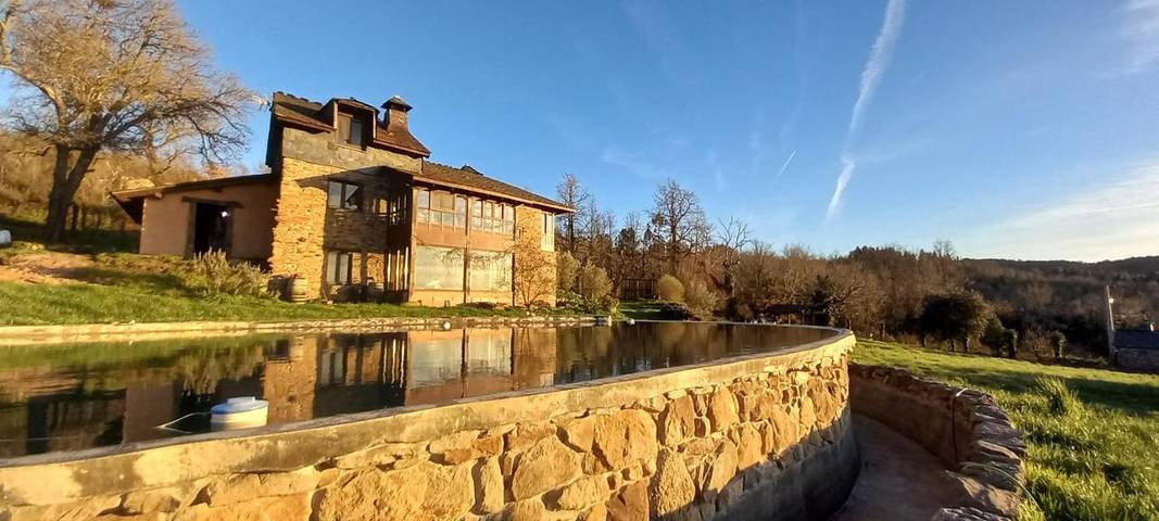 Casa rural para 10 personas, con vistas además de piscina y jardín, Se admiten mascotas en El Bierzo