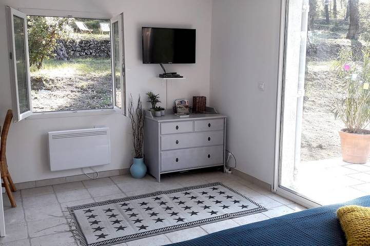 Location de vacances pour 2 personnes, avec jardin ainsi que piscine et terrasse à Barjols - 2