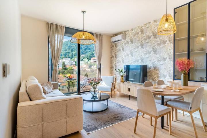 Apartament wakacyjny dla 4 osób, z widok i balkon w Tivat