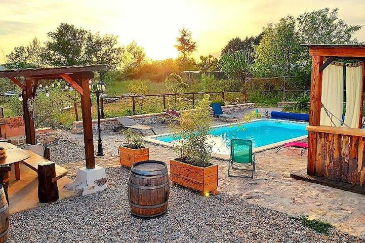 Location de vacances pour 13 personnes, avec jardin à Saint-André-de-Cruzières