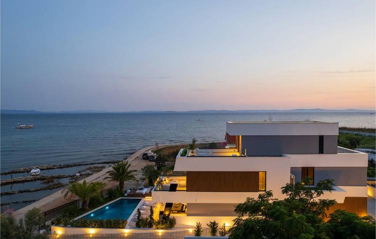 Ferienhaus für 8 Personen, mit Terrasse und Whirlpool in Privlaka - 2