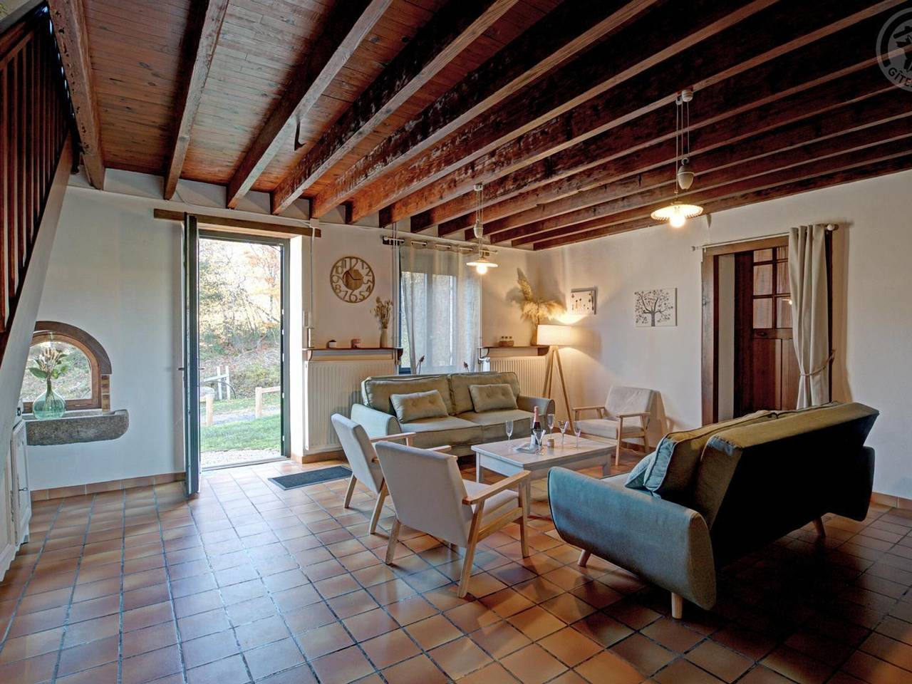 Charming cottage for 14 people with heated pool and wifi in Saint-Priest-la-Prugne, Roanne region