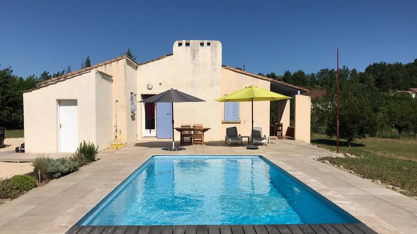 Gîte pour 4 personnes, avec piscine ainsi que jardin et terrasse