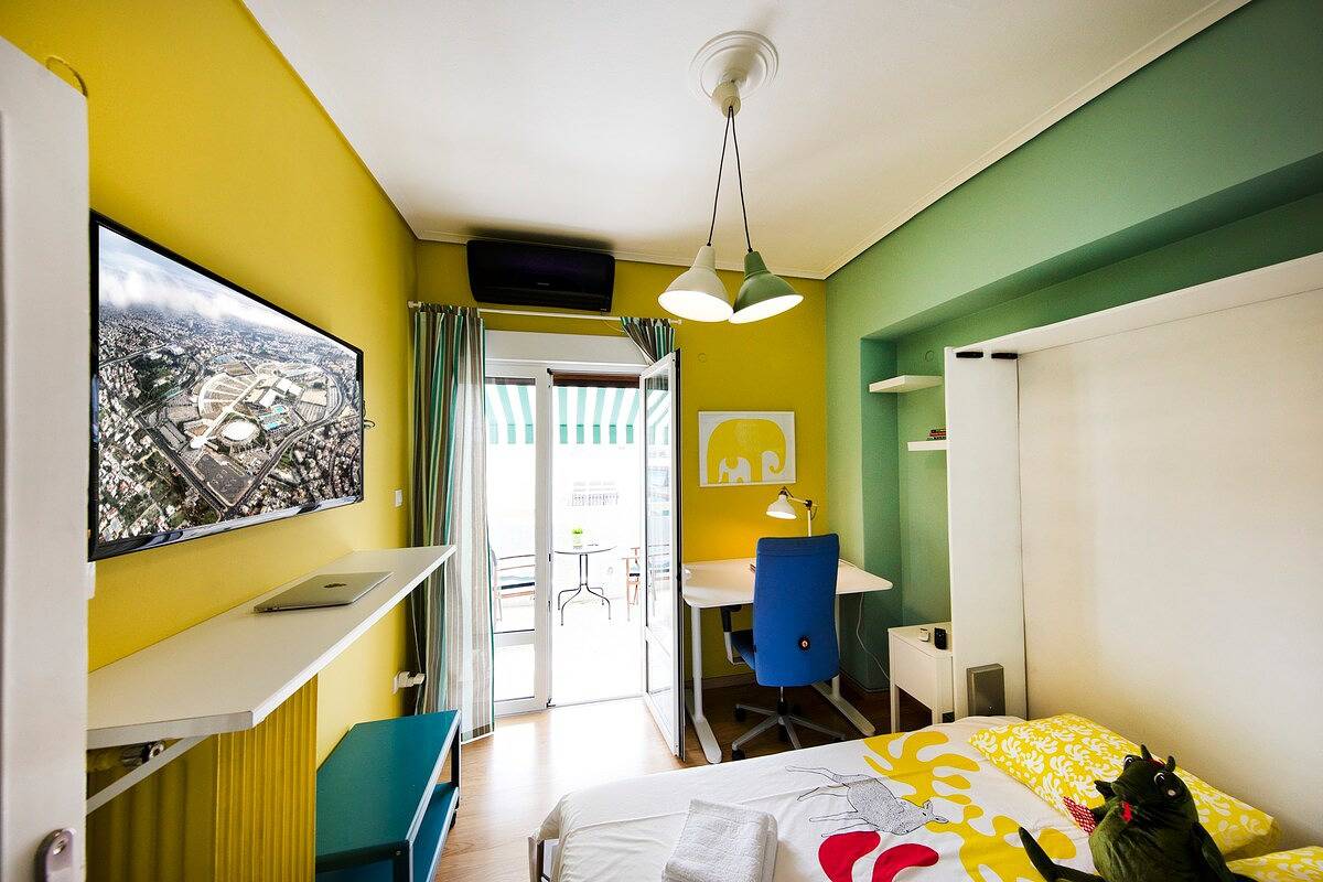 Entire apartment, -Startupper's Pad in real Athenian nei in Central Section of Athens, Athens