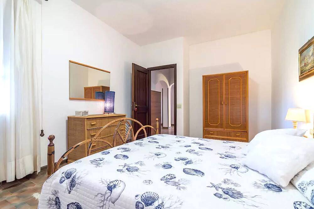 Ganze Wohnung, 12 Steps To The Beach: Villa Porto Columbu in Spiaggia di Porto Columbu, Sarroch