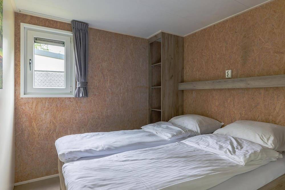 Komfortables Chalet auf einem bewaldeten Camping in Nordbrabant