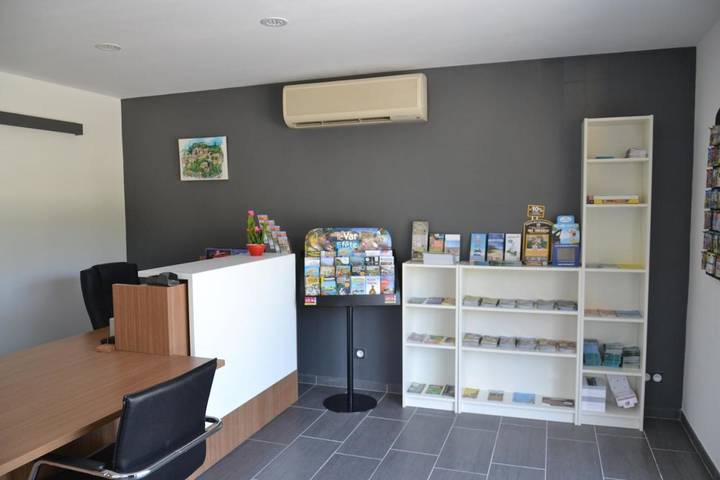 Camping pour 4 personnes, avec piscine ainsi que vue et jardin à La Londe-les-Maures - 3