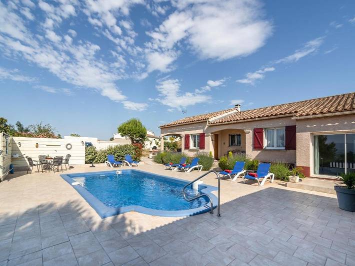 Villa pour 6 personnes, avec jardin ainsi que terrasse et piscine
