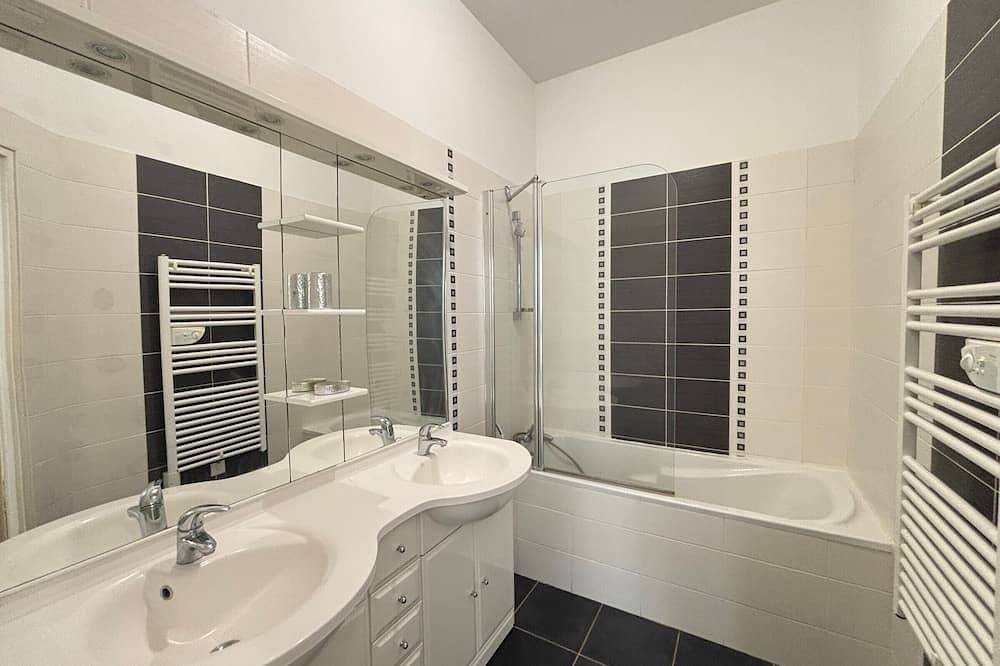 Entire apartment, Spacious T2 apartment near the beach with wifi, elevator and equipped kitchen in Les Sables-d'Olonne, Vendée