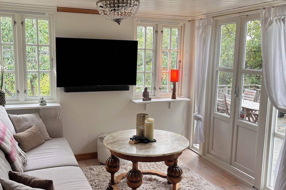 Tranquil hillside cabin with easy access to nature & city.\nstockholms län in Nacka, Stockholmer Schärengarten