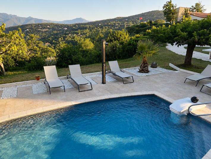 Gîte pour 6 personnes, avec Terrasse ainsi que Jardin et Piscine à OMS (homonymie)