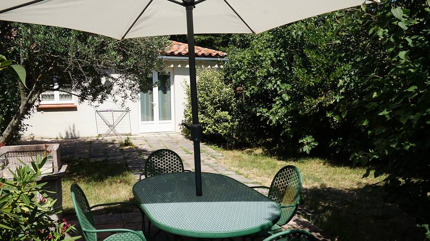 Gîte pour 5 personnes, avec jardin ainsi que piscine et terrasse
