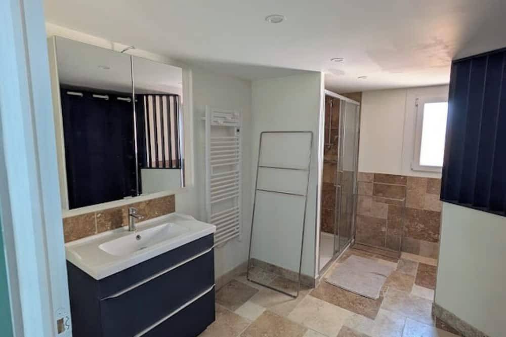Appartement entier, Confortable studio indépendant de 80 m2, à 10 minutes de la mer. in Corneilla-del-Vercol, Côte d'Améthyste