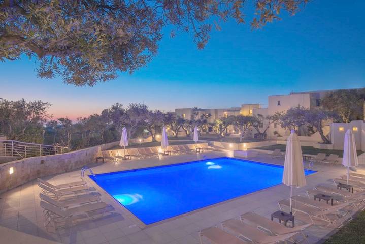 Appart’hôtel pour 2 personnes, avec piscine ainsi que jardin et vue, animaux acceptés