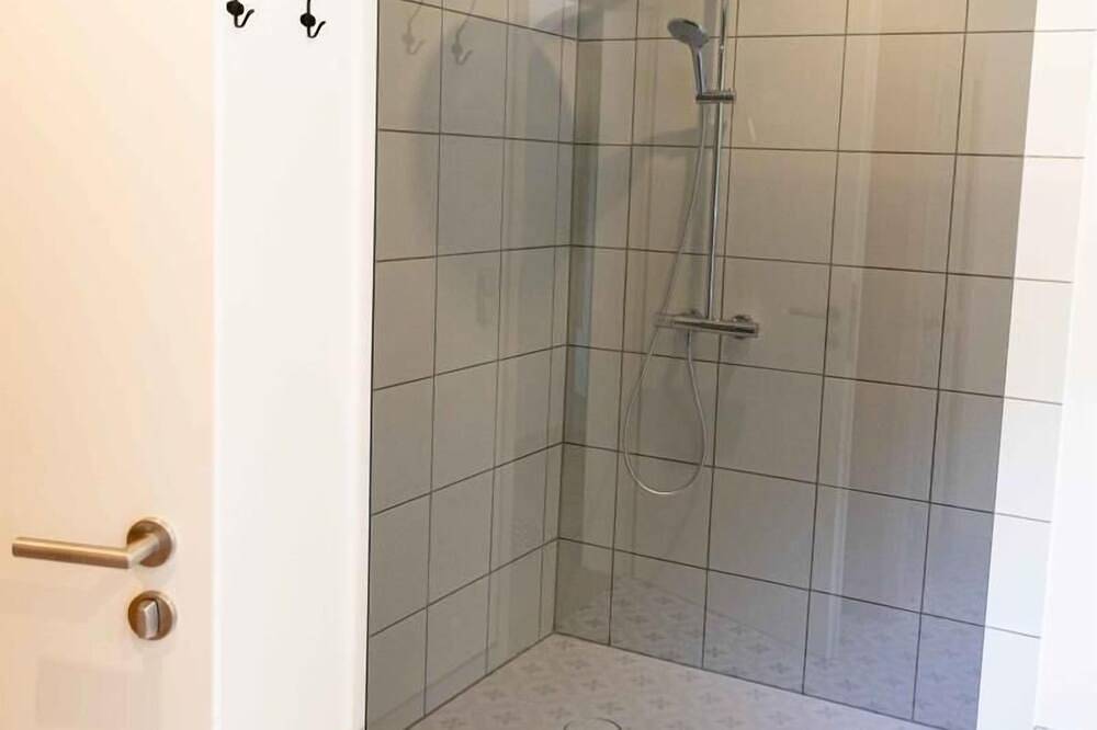 Ganze Wohnung, Haus Grün in Alleinlage am Waldrand mit eingezäuntem Garten, Kamin und Infrarot-Wärmekabine in Niederstetten, Taubertal