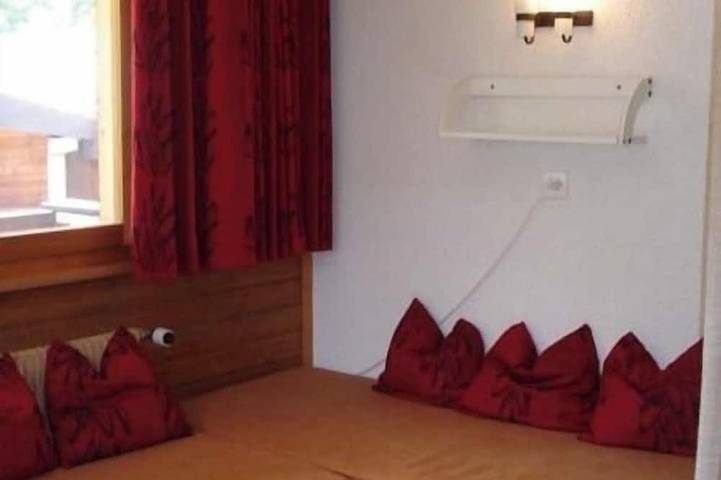 Entire apartment, Studio apartment for 2-4 persons : Living room with 2 sofa-beds and 2 pull-down beds - kitchenette - in Grimentz, Anniviers