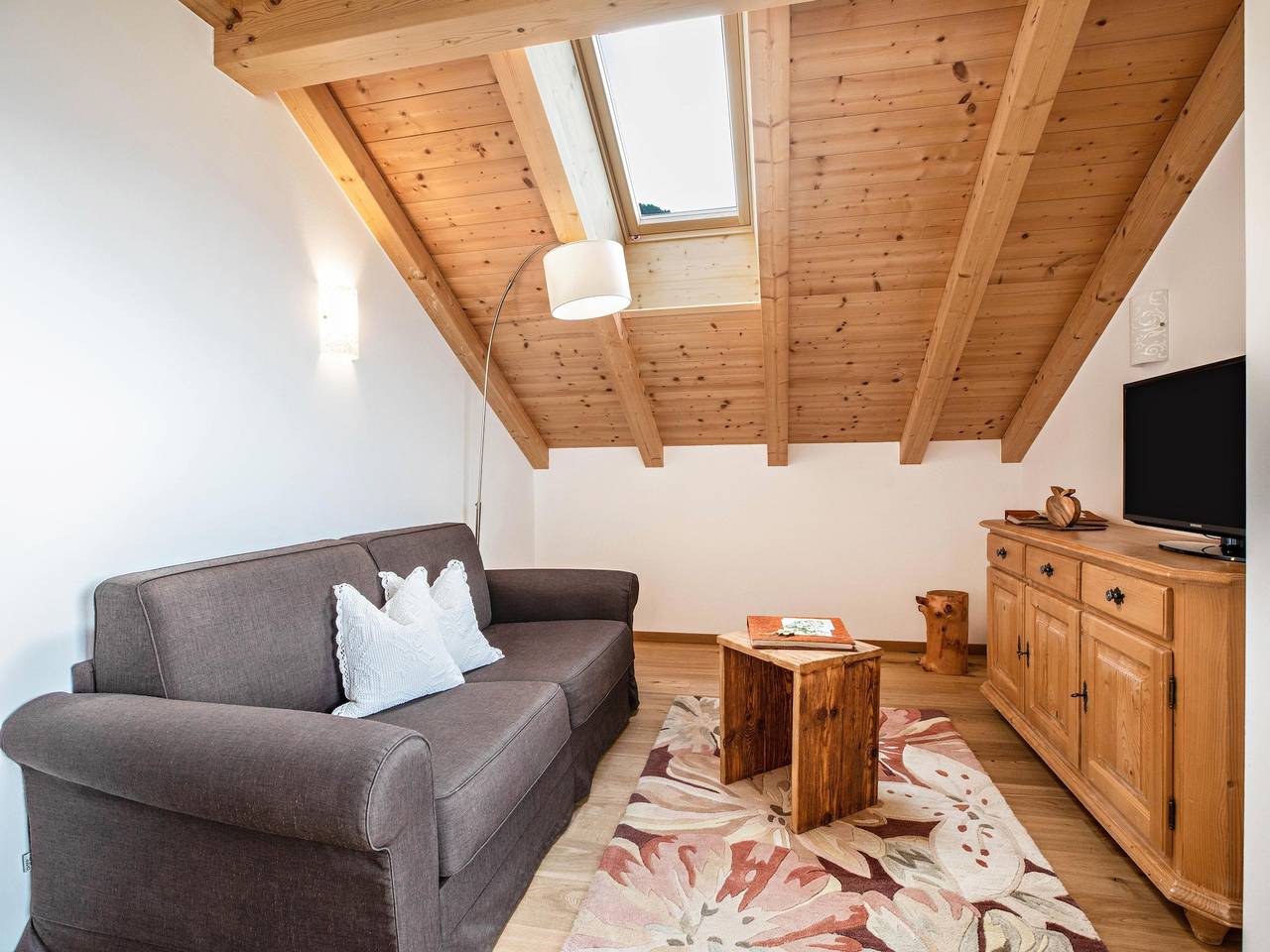 Entire apartment, Holiday Apartment 'Wernerhof Fewo Rosela' with Mountain View, Shared Garden and Wi-Fi in Glaning, Jenesien