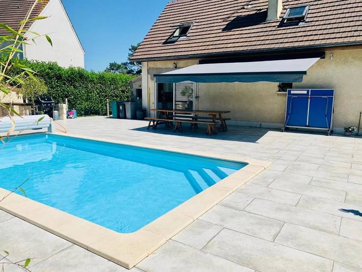 Location de vacances pour 10 personnes, avec vue ainsi que piscine et jardin, adapté aux familles à Lavilletertre