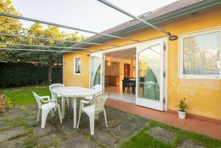 Villa für 9 Personen, mit Garten in Massa