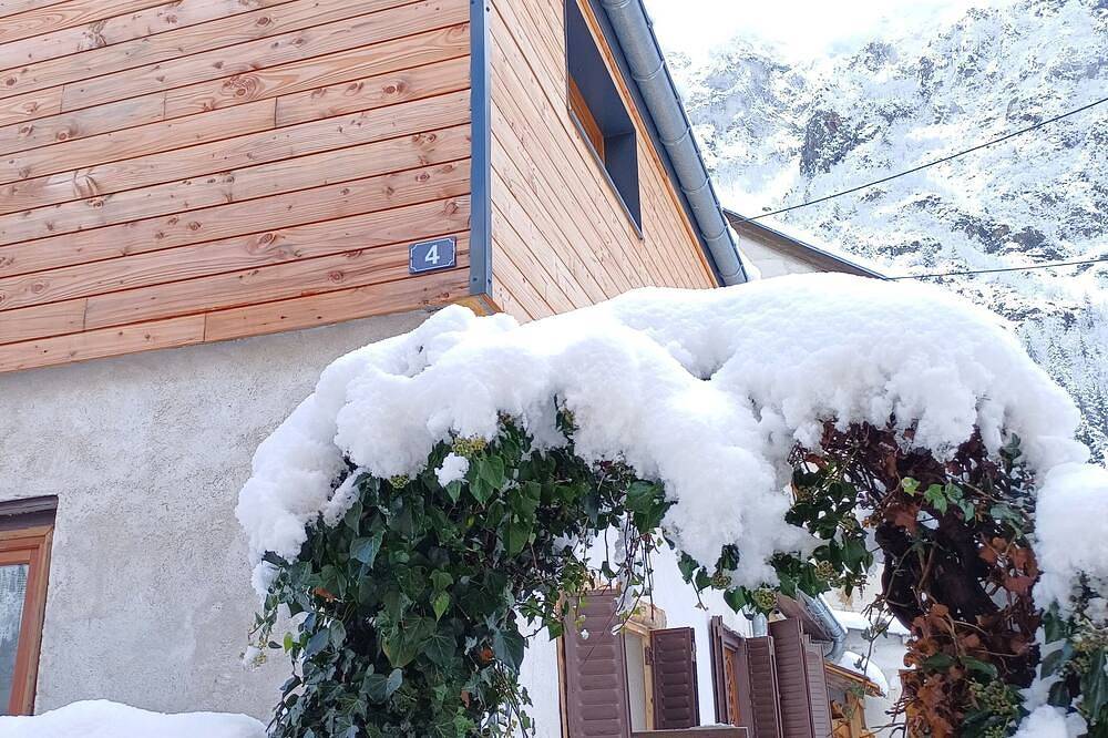 The “Cabane des Deux Soeurs” in Le Bourg-d'Oisans, Les Deux Alpes