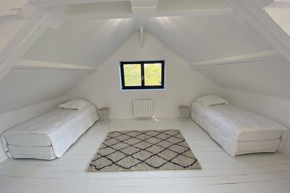 Gîte de Charme à Senlisse: Confort Haut de Gamme, Parc Arboré, Cheminée, Wifi Gratuit, Proche Châteaux in Senlisse, Parc naturel régional de la Haute Vallée de Chevreuse